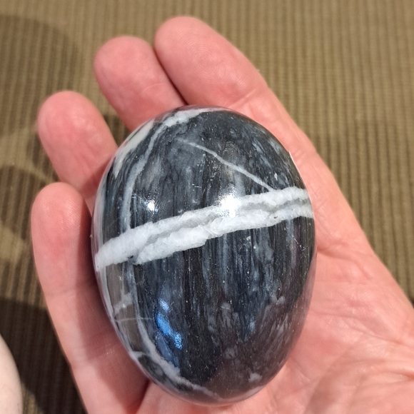 4 Marble Eggs. Blue, Black, Brown and Pinkish. Easter - Picture 5 of 9